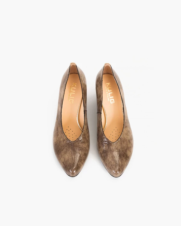 Brązowe czółenka lakierowane z motywem na słupku 3