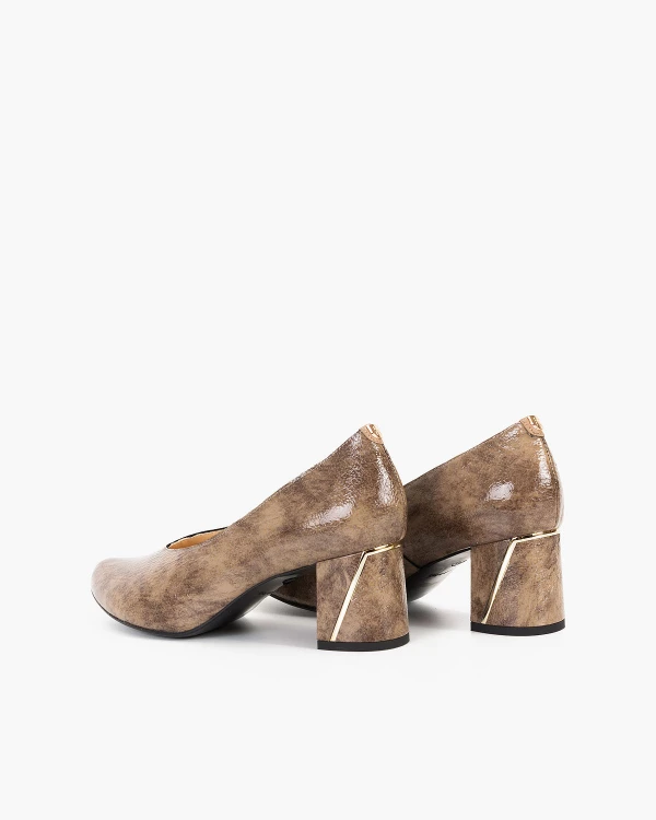 Brązowe czółenka lakierowane z motywem na słupku 4