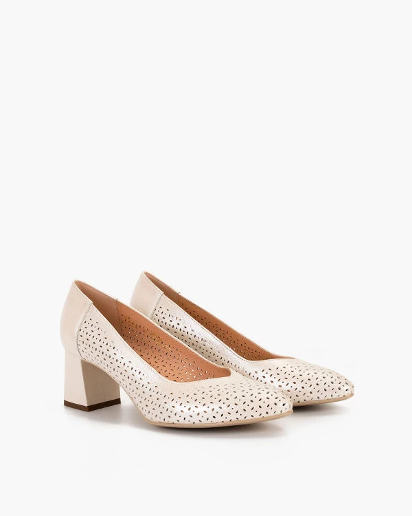 Perłowe czółenka ażurowe na słupku ze skóry licowej 2