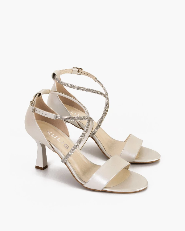 Perłowe sandały damskie skórzane na szpilce 3