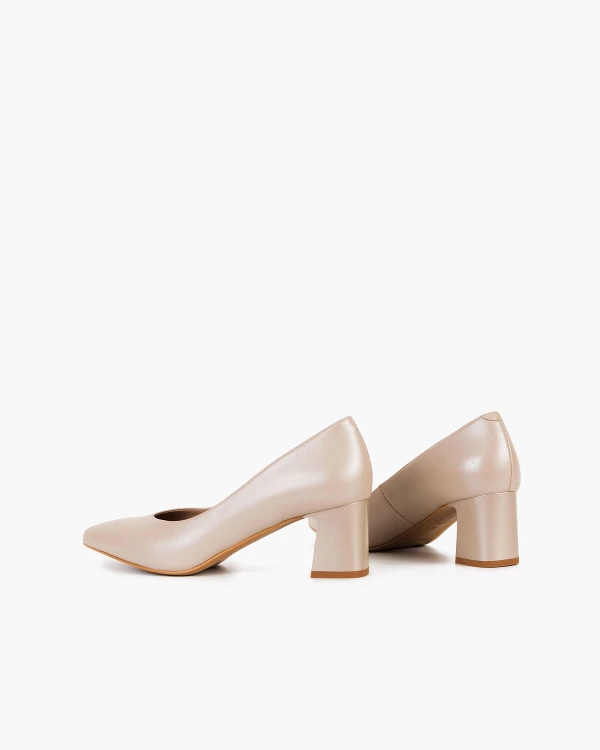 Beżowe czółenka skórzane na słupku 4