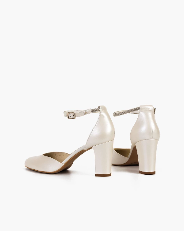 Perłowe sandały damskie skórzane na słupku 4