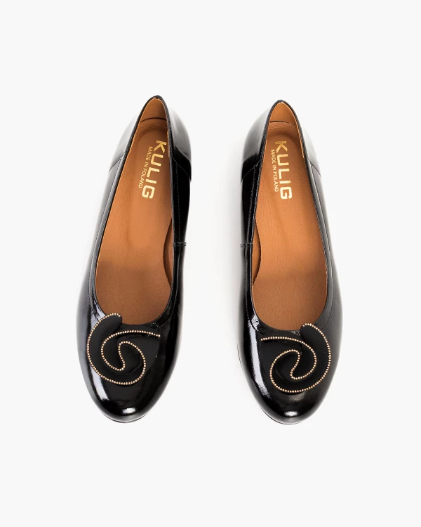 Czarne baleriny lakierowane z różą 3