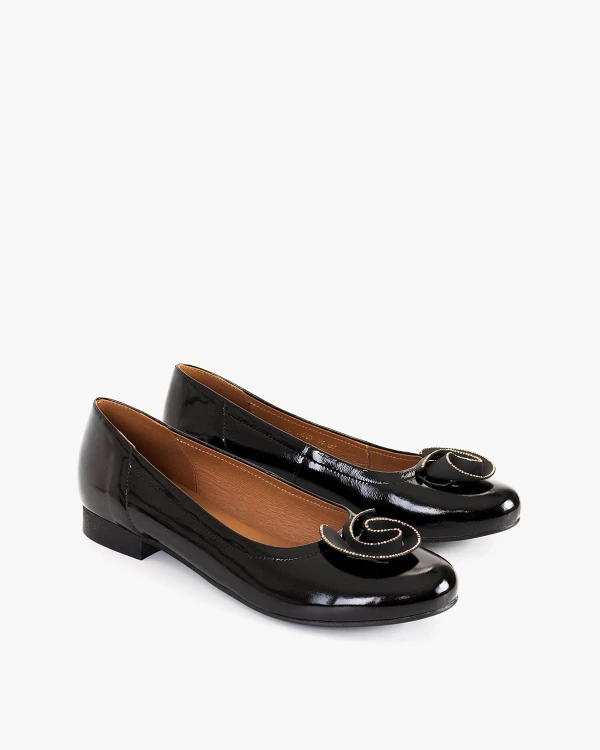 Czarne baleriny lakierowane z różą 2