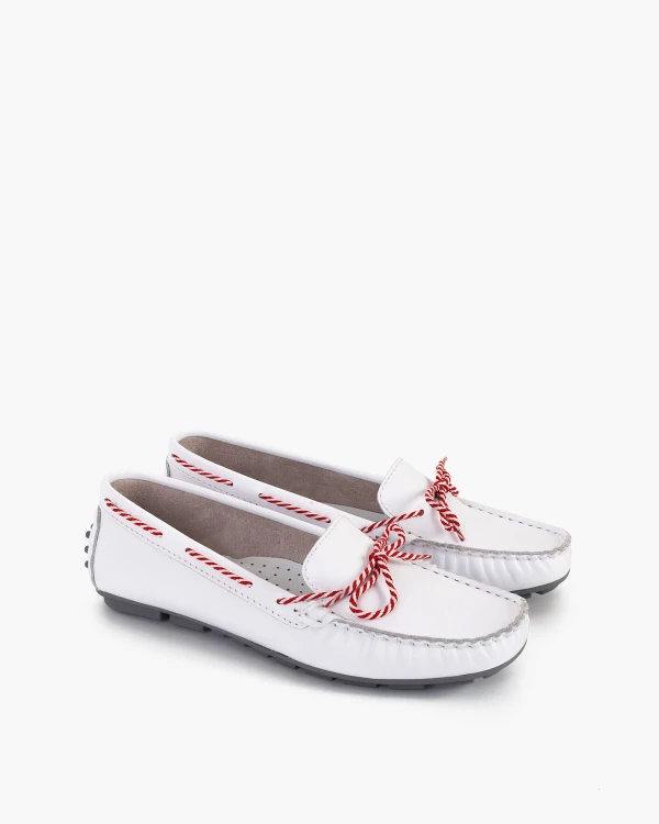 Białe mokasyny damskie skórzane z ozdobnym sznurkiem 2