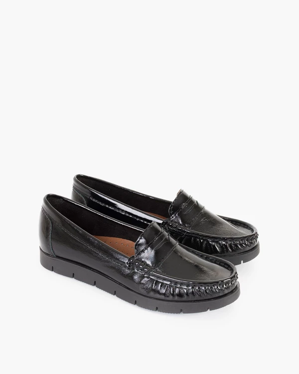 Czarne mokasyny damskie ze skóry lakierowanej 2
