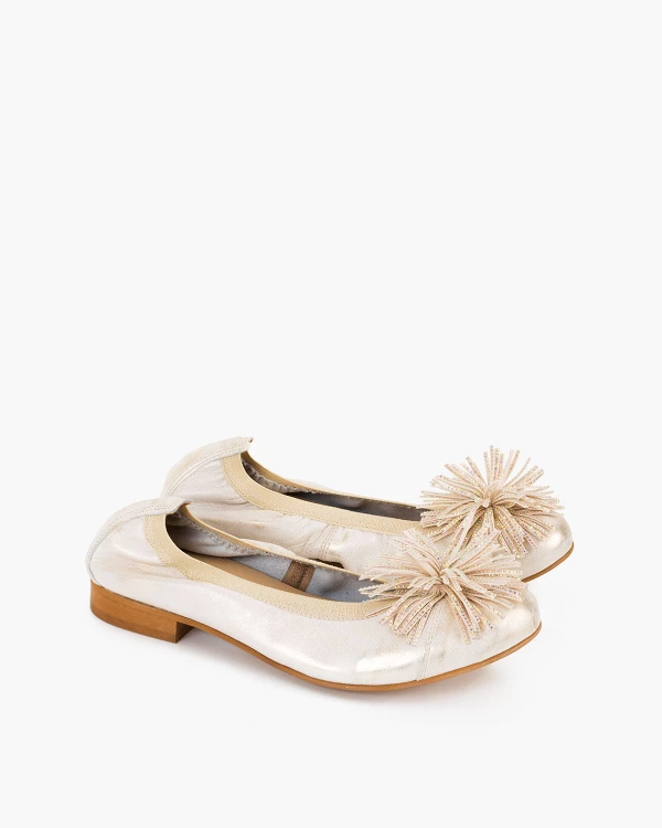 Złote baleriny skórzane z frędzlami 2