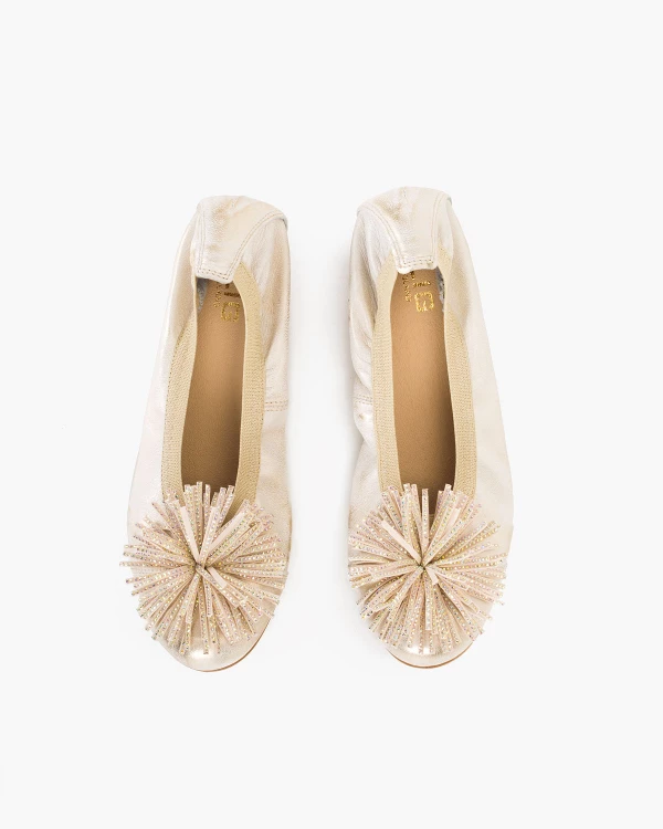 Złote baleriny skórzane z frędzlami 3