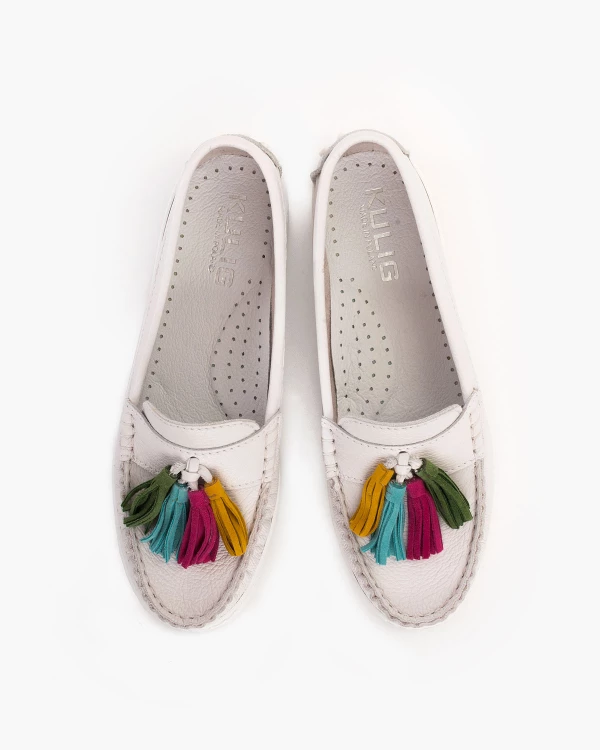 Białe mokasyny damskie skórzane z kolorowymi frędzlami 3