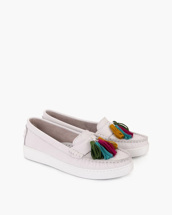 Białe mokasyny damskie skórzane z kolorowymi frędzlami 2