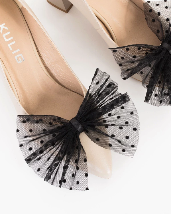 Czarne kokardy do butów w groszki