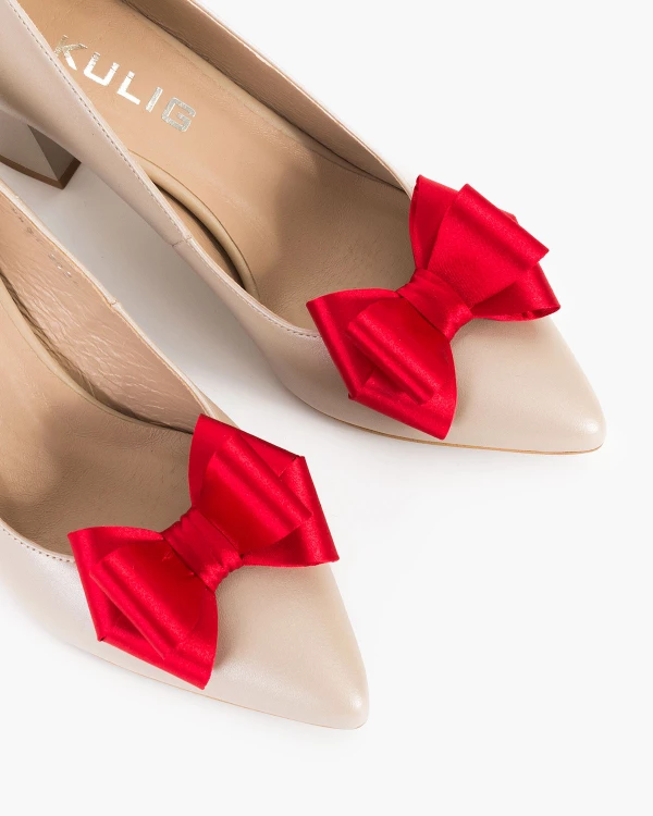 Czerwone kokardki do butów