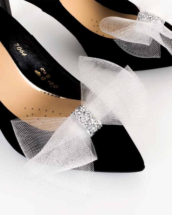Białe kokardy do butów z ćwiekami
