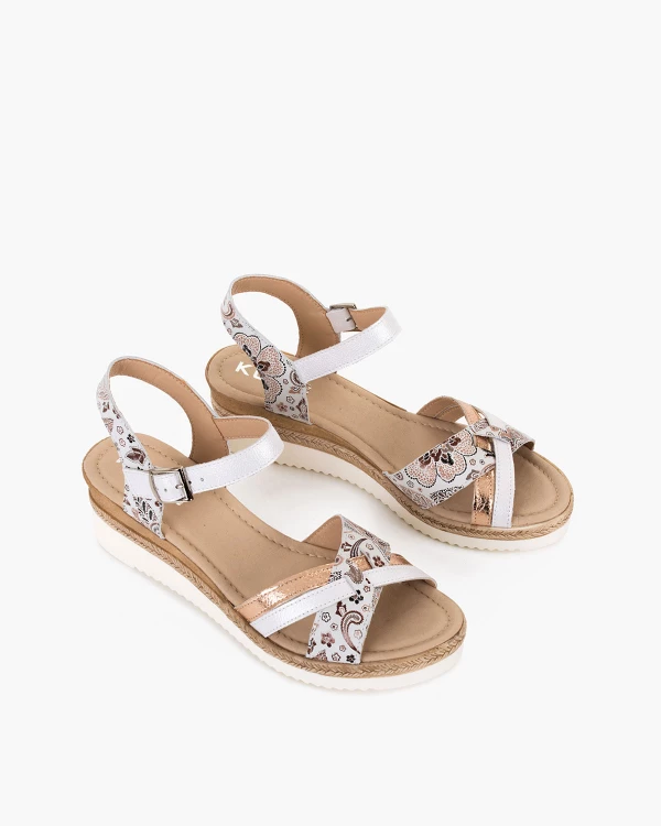 Białe sandały damskie skórzane na koturnie