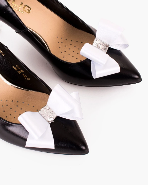 Białe kokardki do butów