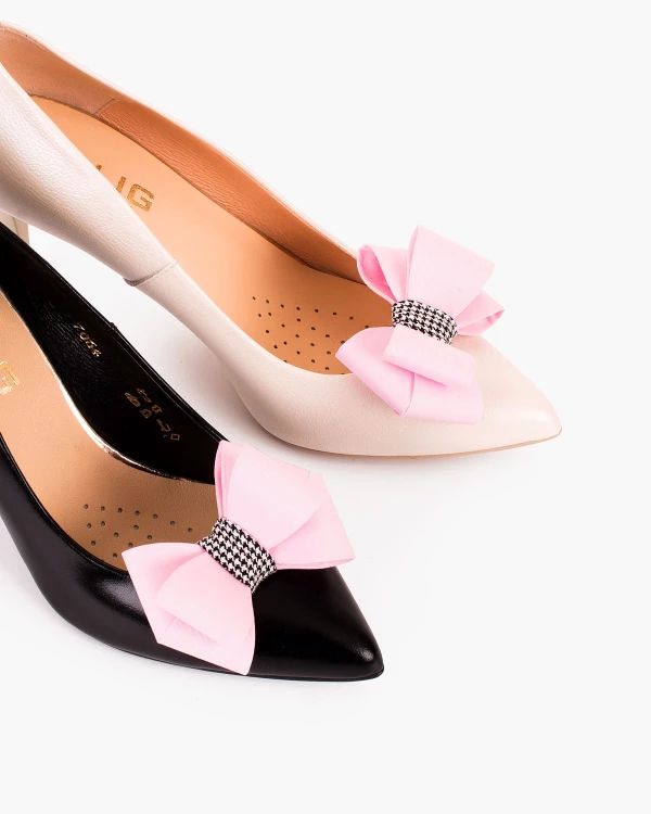 Pudrowe kokardki do butów