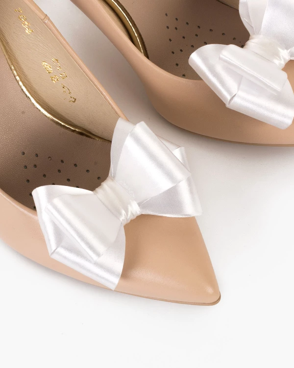 Białe kokardy do butów