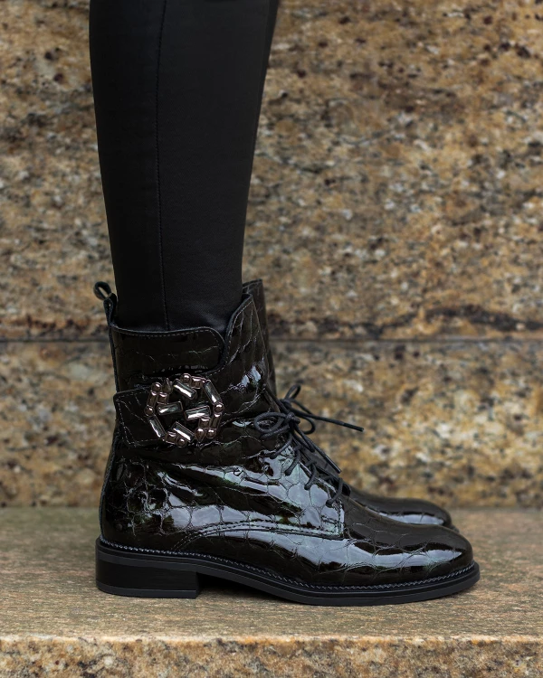 Ciemnozielone botki damskie sznurowane ze skóry lakierowanej 2