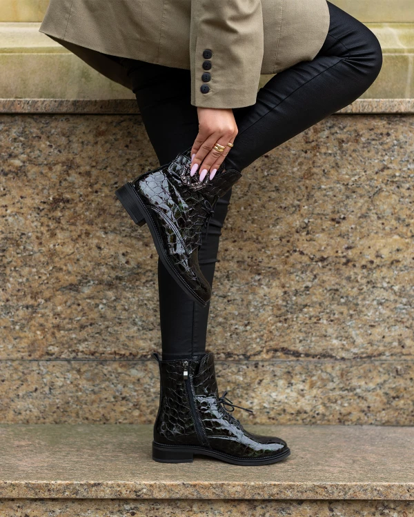 Ciemnozielone botki damskie sznurowane ze skóry lakierowanej