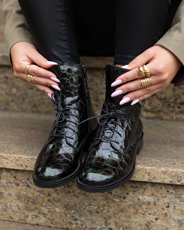 Ciemnozielone botki damskie sznurowane ze skóry lakierowanej 3