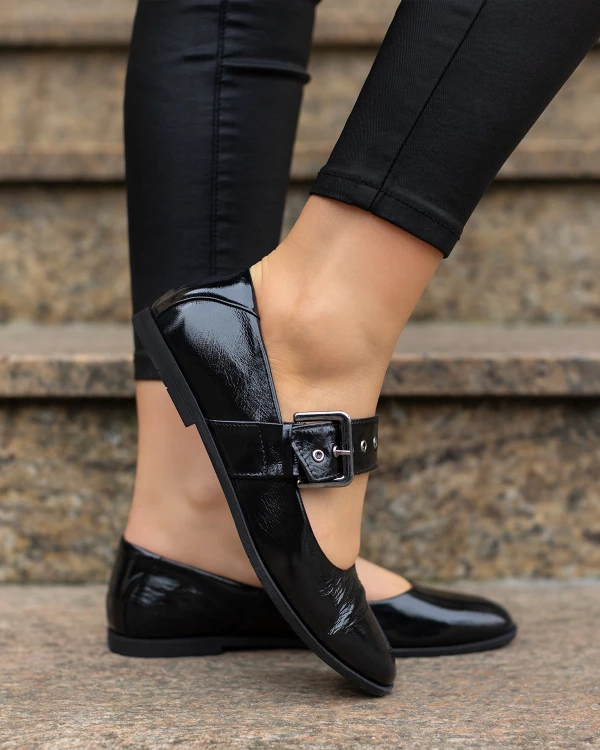 Czarne półbuty damskie lakierowane ze sprzączką 2