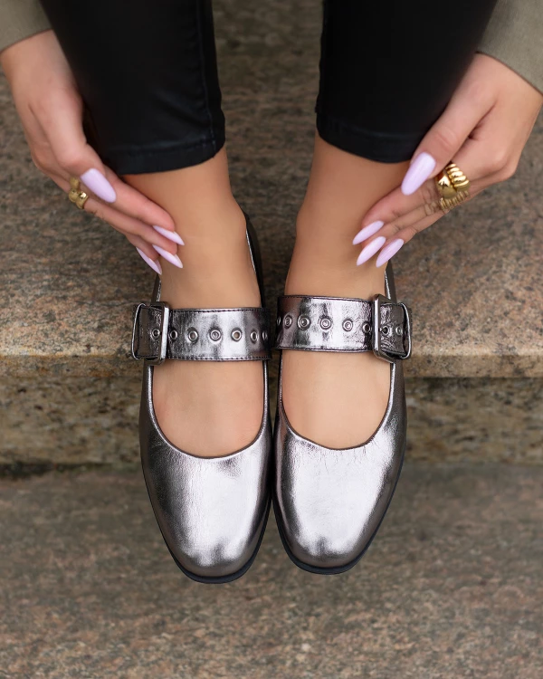 Srebrne półbuty damskie ze skóry licowej ze sprzączką 2