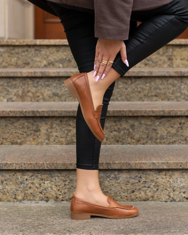 Brązowe mokasyny damskie skórzane na niskim obcasie