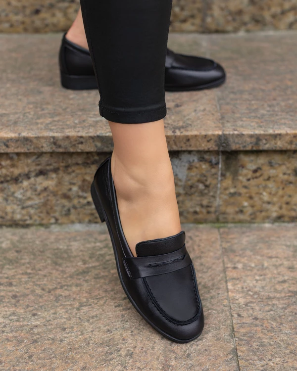 Czarne mokasyny damskie ze skóry licowej 2