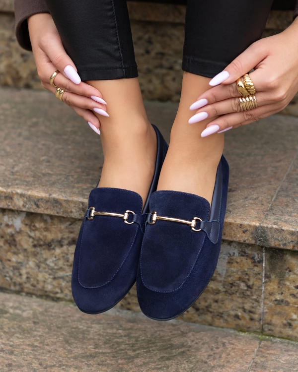 Granatowe mokasyny damskie zamszowe z klamrą na obcasie 2