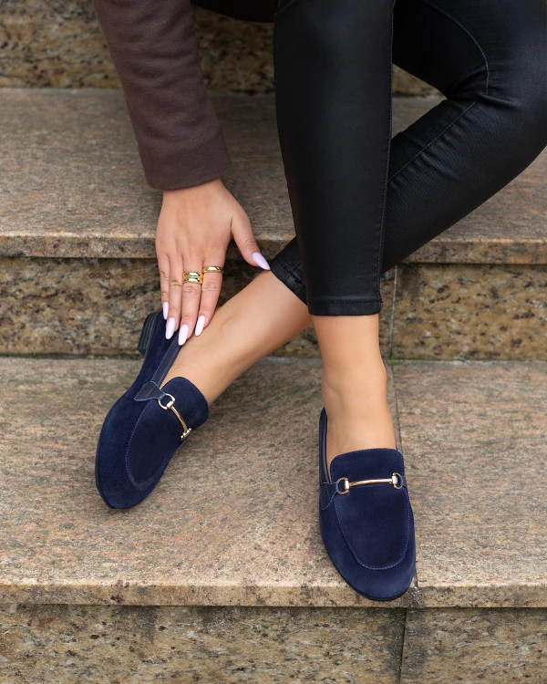 Granatowe mokasyny damskie zamszowe z klamrą na obcasie
