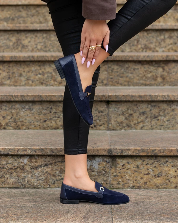 Granatowe mokasyny damskie zamszowe z klamrą na obcasie 3