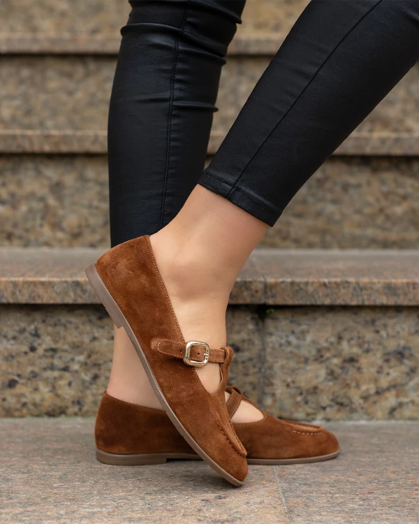 Brązowe półbuty damskie ze skóry zamszowej ze sprzączką