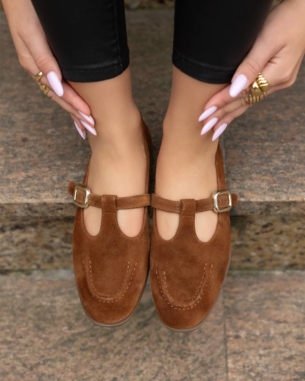 Brązowe półbuty damskie ze skóry zamszowej ze sprzączką 3