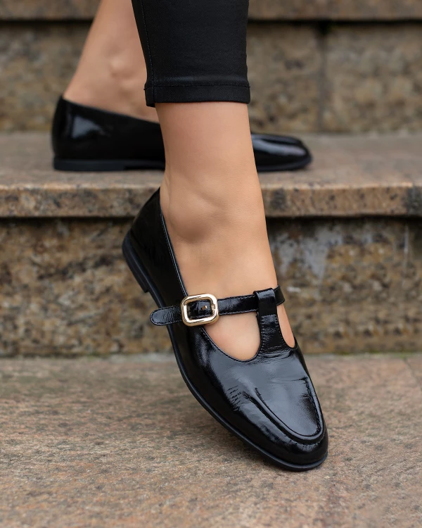 Czarne półbuty damskie ze skóry lakierowanej ze sprzączką 3