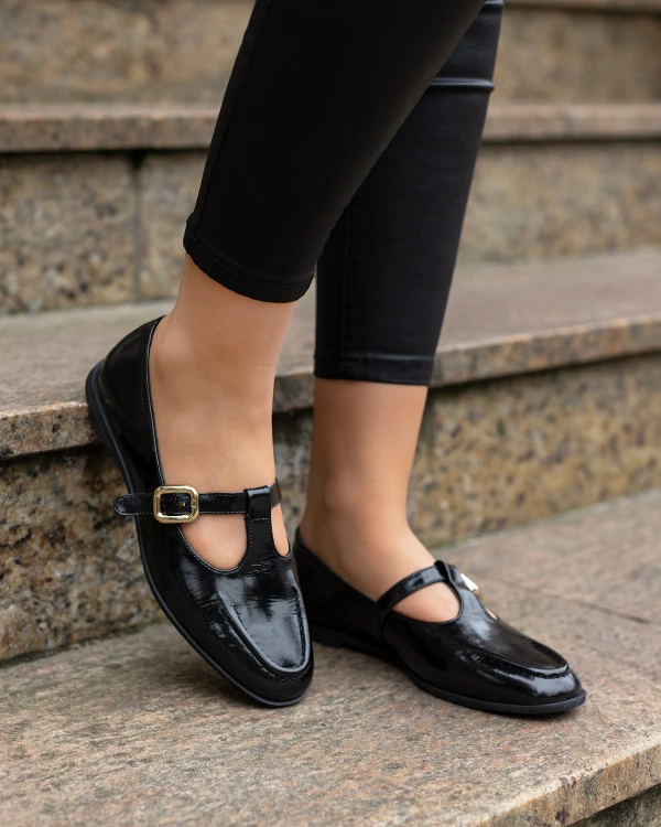 Czarne półbuty damskie ze skóry lakierowanej ze sprzączką