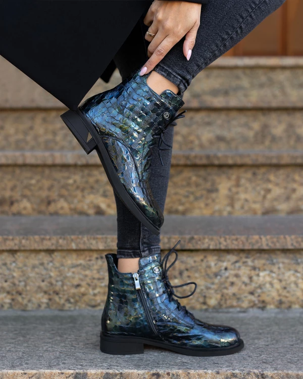 Ciemnozielone trzewiki damskie ze skóry lakierowanej z motywem 3