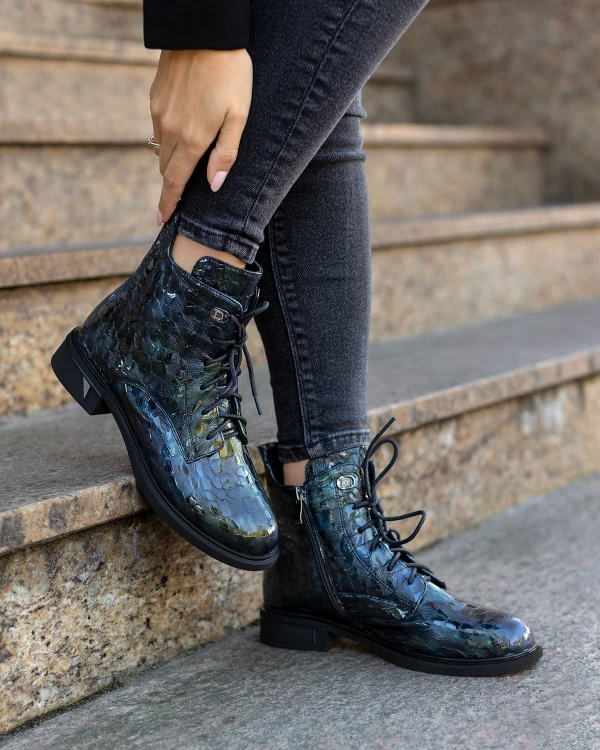 Ciemnozielone trzewiki damskie ze skóry lakierowanej z motywem