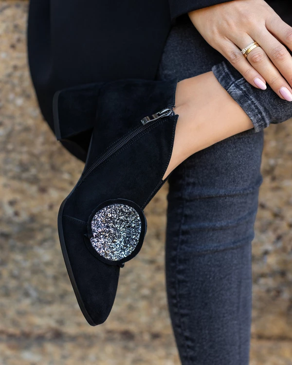 Czarne botki damskie zamszowe na klocku z ozdobą