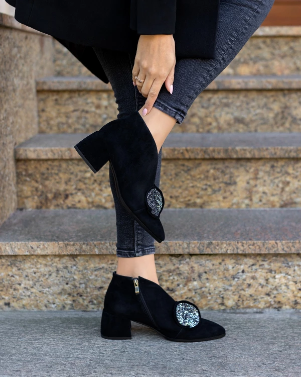Czarne botki damskie zamszowe na klocku z ozdobą 2