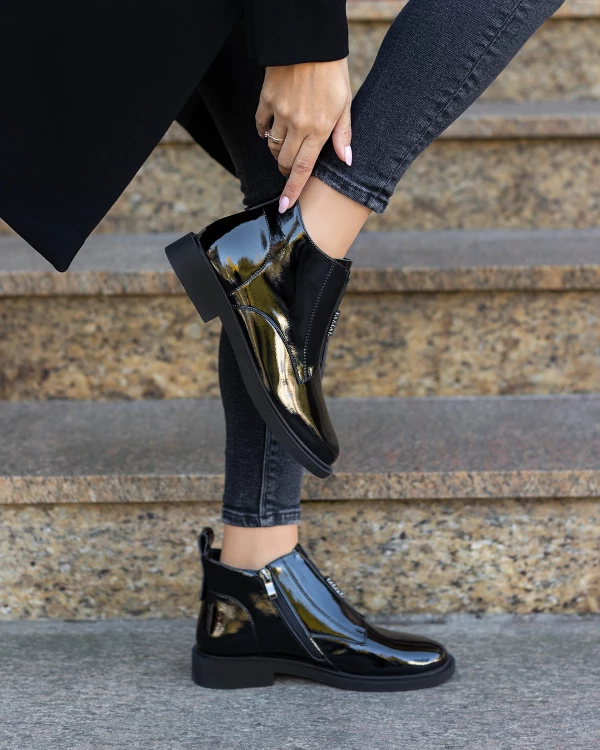 Czarne botki damskie ze skóry lakierowanej na niskim obcasie 3