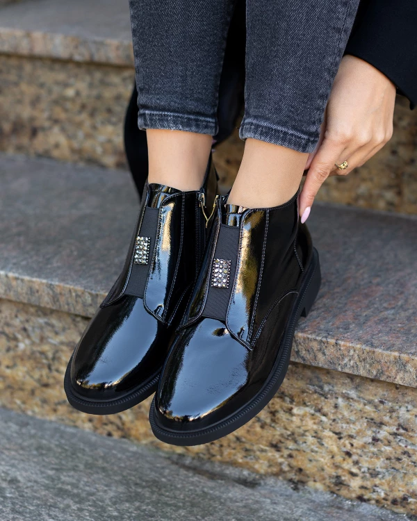 Czarne botki damskie ze skóry lakierowanej na niskim obcasie