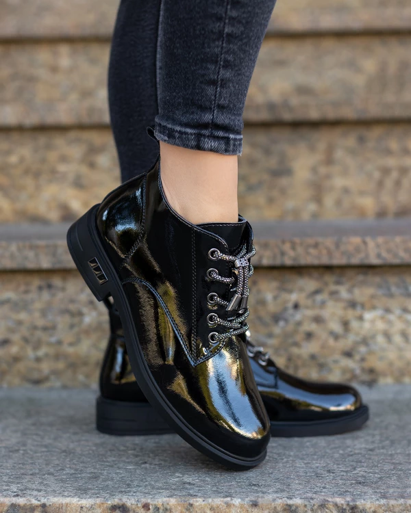 Czarne botki damskie sznurowane ze skóry lakierowanej 2