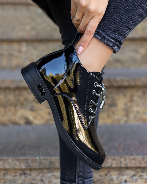 Czarne botki damskie sznurowane ze skóry lakierowanej