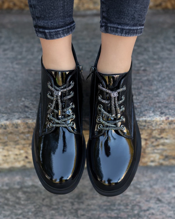 Czarne botki damskie sznurowane ze skóry lakierowanej 3