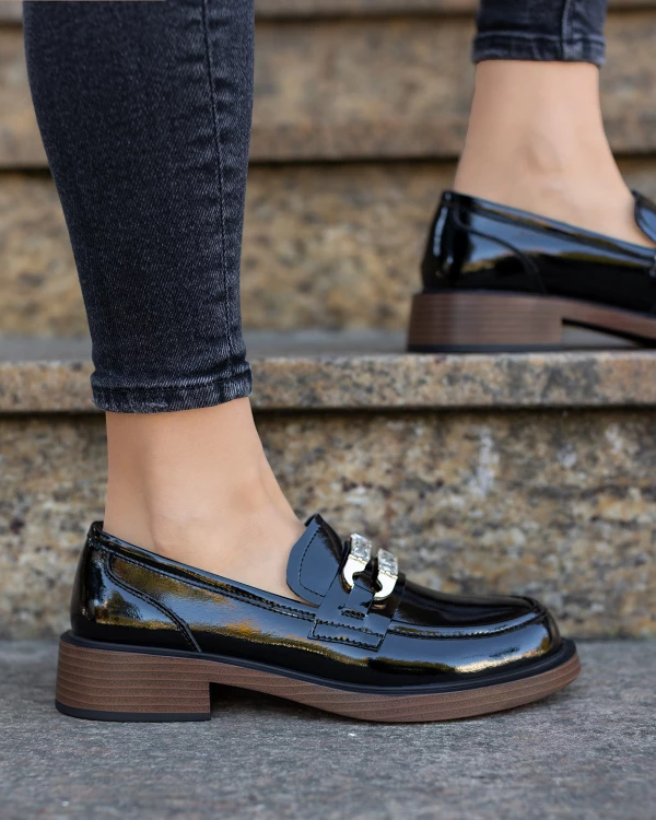 Czarne mokasyny damskie ze skóry lakierowanej na klocku 3