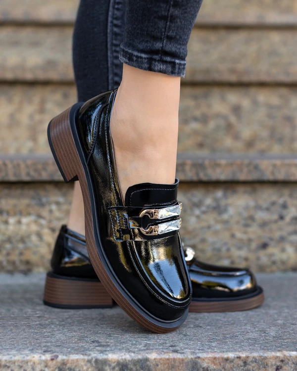 Czarne mokasyny damskie ze skóry lakierowanej na klocku