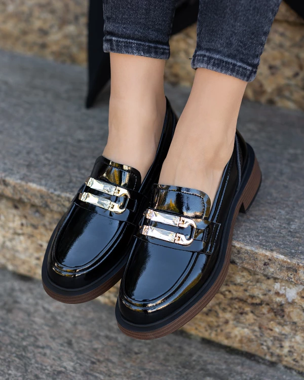 Czarne mokasyny damskie ze skóry lakierowanej na klocku 2