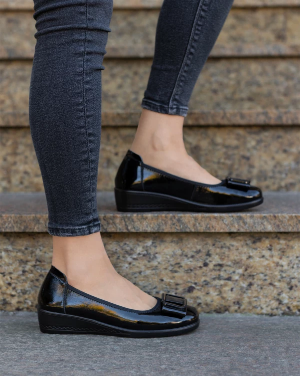 Czarne baleriny damskie ze skóry lakierowanej na koturnie 2