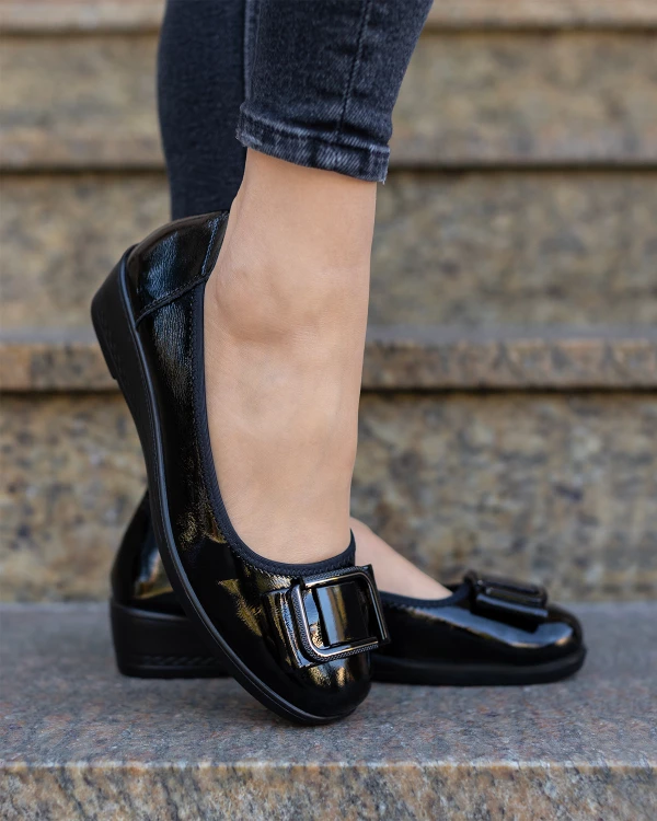 Czarne baleriny damskie ze skóry lakierowanej na koturnie 3