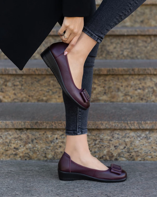 Bordowe baleriny damskie ze skóry licowej na koturnie 2